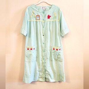 Vntg 60s Go Softly Lght Green Seersucker Snap Front House Dress Embroidered Sz M